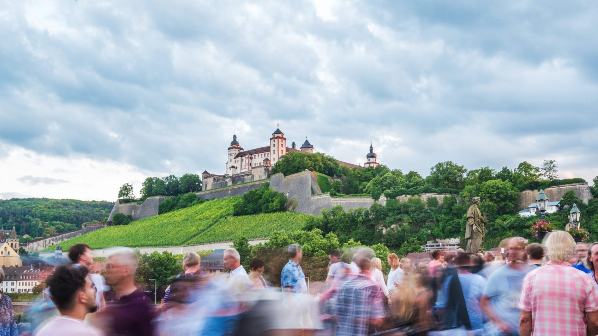 Würzburg, Festung Marienberg zur Abendstunde Besucher drängen sich auf der Mainbrücke in Würzburg