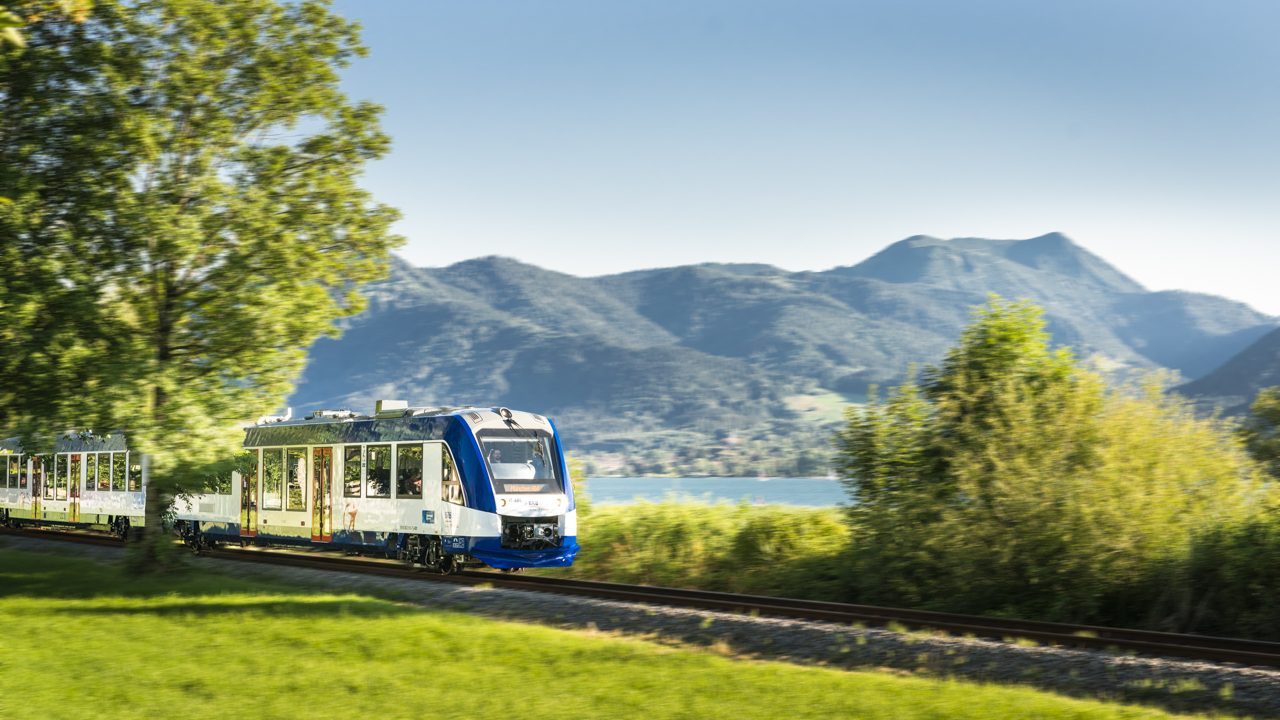 Die Bayerische Oberlandbahn am Tegernsee
