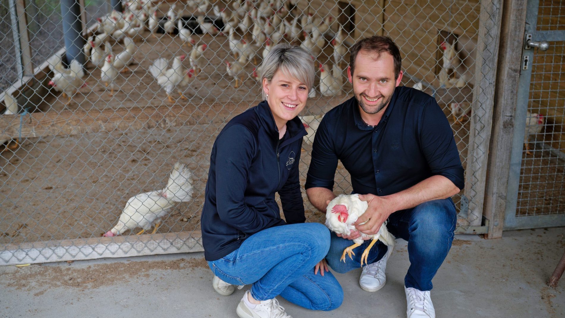 Das Landwirtspaar Anna und Michael Landes mit einer ihrer 5.000 Legehennen Das Landwirtspaar Anna und Michael Landes mit einer ihrer 5.000 Legehennen
