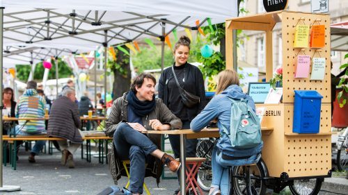 Erst mal ’ne Runde quatschen am „HIER-Mobil“: In Berlin wird die Meinung der Einheimischen zum Tourismus ernst genommen