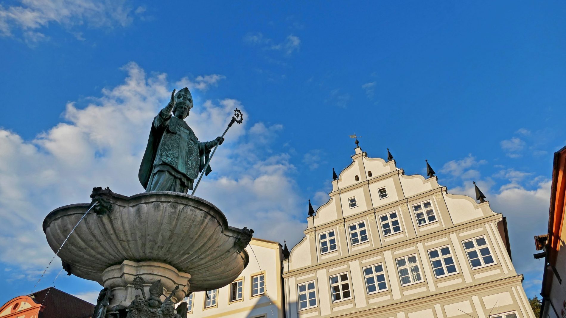 Marktplatz in Eichstätt, der Mittelpunkt der Bürgerstadt mit Willibaldsbrunnen von 1695 Marktplatz in Eichstätt, der Mittelpunkt der Bürgerstadt mit Willibaldsbrunnen von 1695