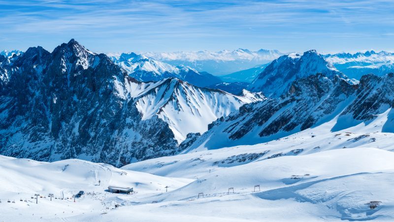 Blick auf eine verschneite Berglandschaft im Winter bei bestem Wetter