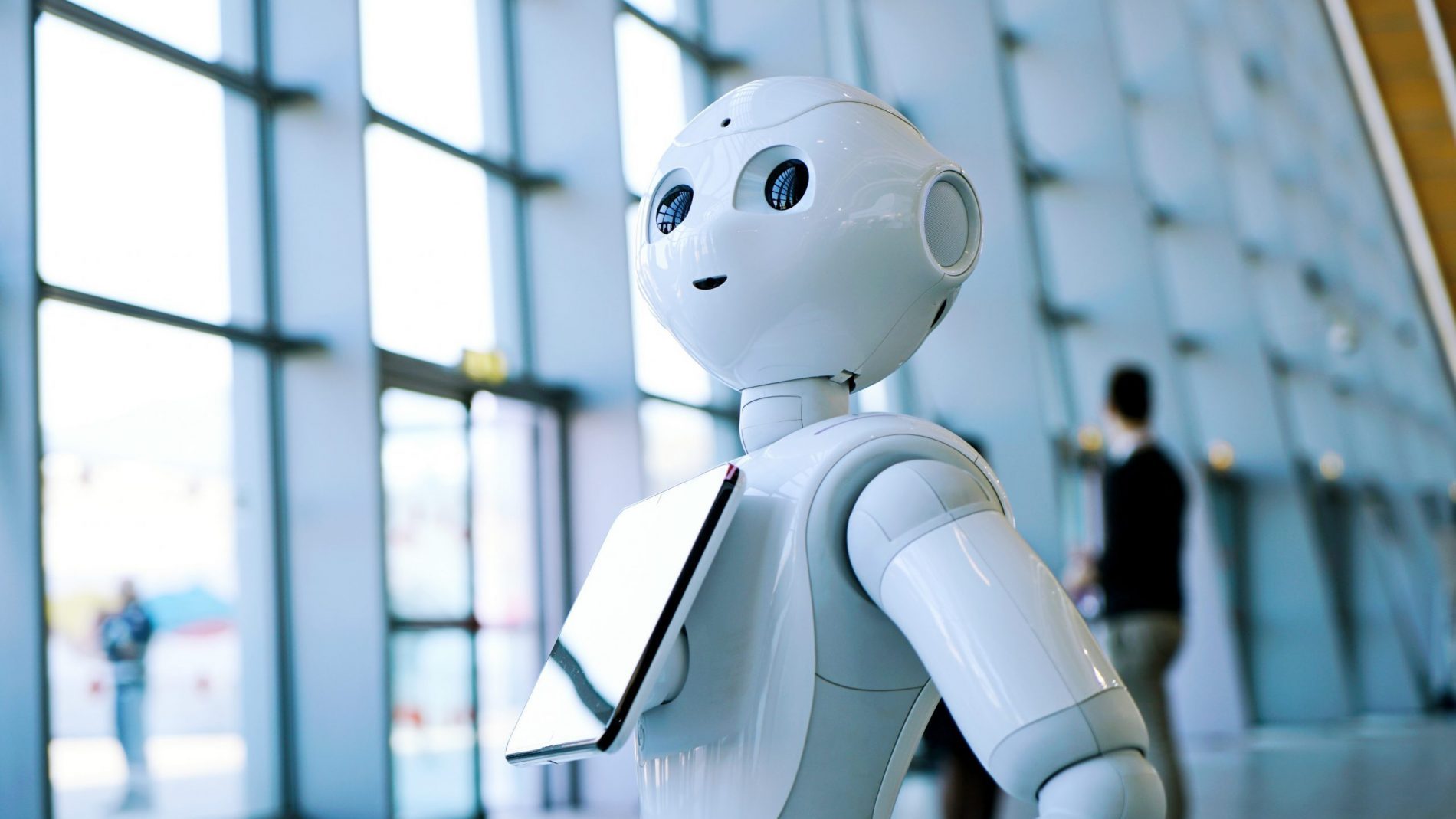 Der humanoide Roboter Pepper ist darauf programmiert, Menschen und deren Mimik und Gestik zu analysieren und auf diese Emotionszustände entsprechend zu reagieren. Ein weißer Roboter in menschenähnlicher Gestalt mit Bildschirm an der Brust